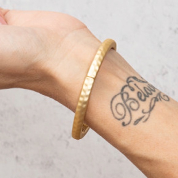 Jewelry - NWT 🆕 TZ Gold Hammered Stretch Bracelet